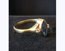 Кольцо золотое с сапфиром и бриллиантами