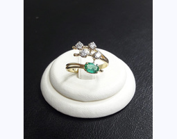 Перстень з натуральним смарагдом і діамантами.