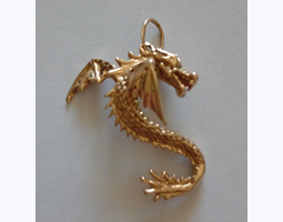 Золотой кулон дракон с крыльями