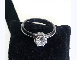 Кольцо с бриллиантом больше 0,5 карата 