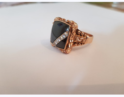 Золотой перстень с ониксом и бриллиантами