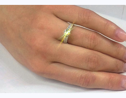 Кольцо с крупным бриллиантом и россыпью