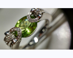 Кольцо с бриллиантами и празеолитом