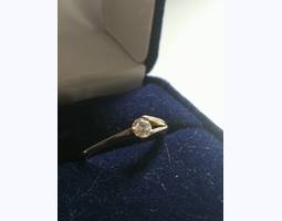Помолвочное кольцо из белого золота с бриллиантом 
