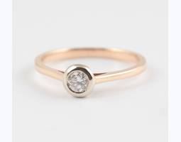 Кольцо для помолвки из розового золота с бриллиантом