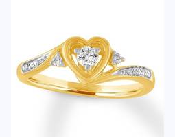 Кольцо с бриллиантом в форме сердца