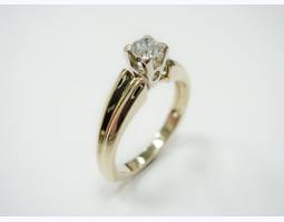 Золотое кольцо с бриллиантом на предложение