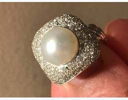 золотое кольцо с жемчугом в обрамлении бриллиантов