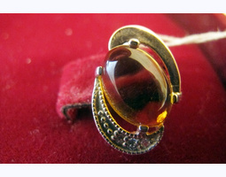  Комплект серебряный 925 проба: сережки, кольцо. Золотая напайка 375 пробы, натуральный янтарь. Производство : Белая церковь